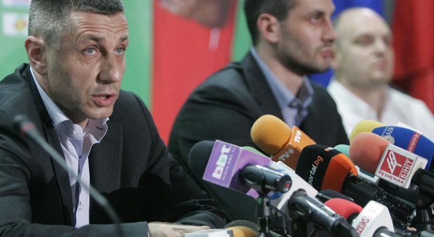 Оперетата с оставките продължава