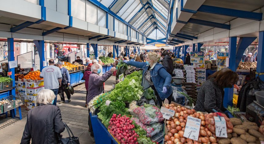 Кое колко струва - показват цените на стоки от първа необходимост пред Министерството на икономиката