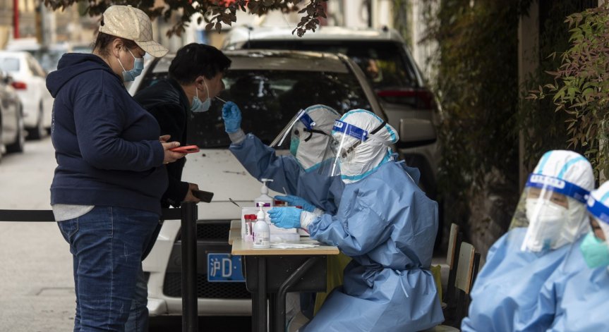 Хилядите заразени в Китай върнаха страната в началото на пандемията