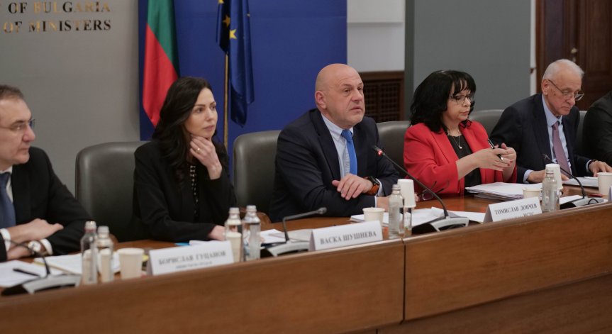 Парите на държавата са на преден план днес.