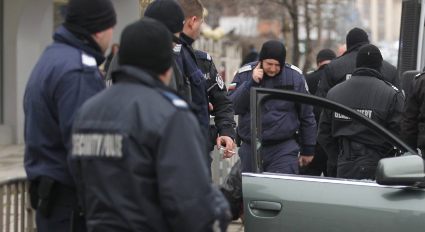 Мъж намушка в гръб дете в Пловдив, посрещна полицаите с два ножа