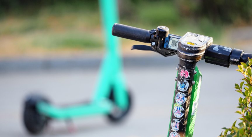 Две деца пострадаха при катастрофа между електрическа тротинетка и кола