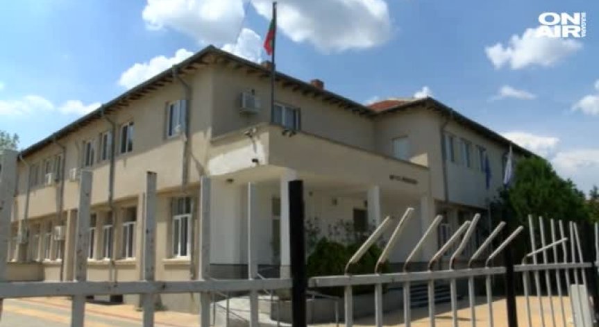 Мъжки член, вместо свещички: Директорка се издъни във Facebook!