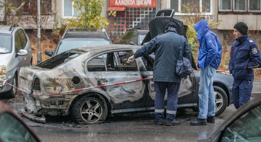Кола горя в столичния квартал 