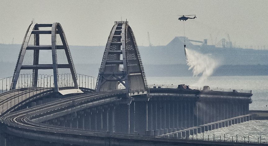 Два удара са нанесени по Кримския мост, Русия призова хората да не пътуват