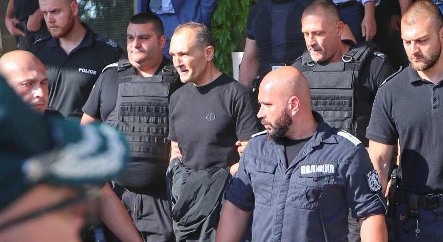 10 души са предадени на съд по това дело.