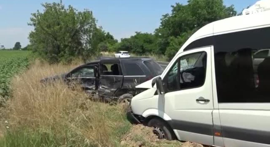 Жена помете с джип автобус пълен с ученици, ранените са откарани в болница