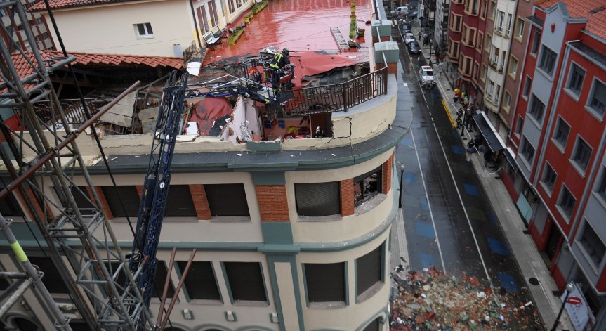 Покривът и фасадата на сграда в Будапеща се срутиха и раниха 4-ма