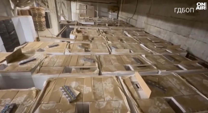 Фабриката е построена на четири метра под земята.