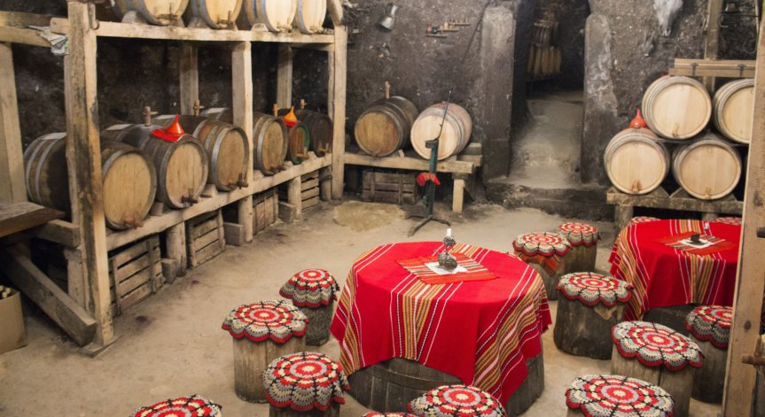 В Мелник произвеждат богати червени вина.