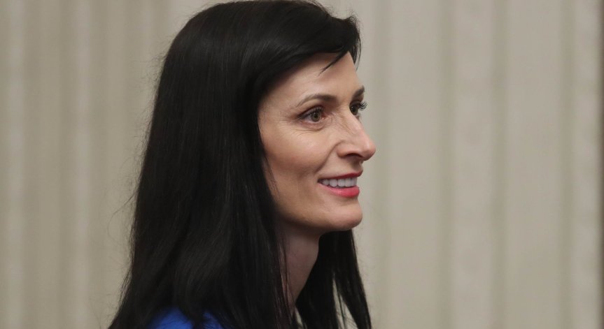 Правителството ще издържи, докато има диалог и разум, прогнозира Мария Габриел