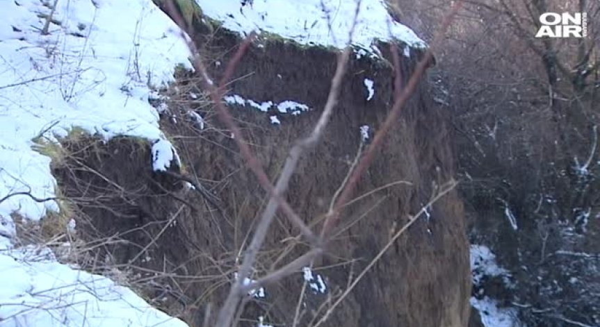 Дъждовете отприщиха свлачища и срутвания в Смолянско