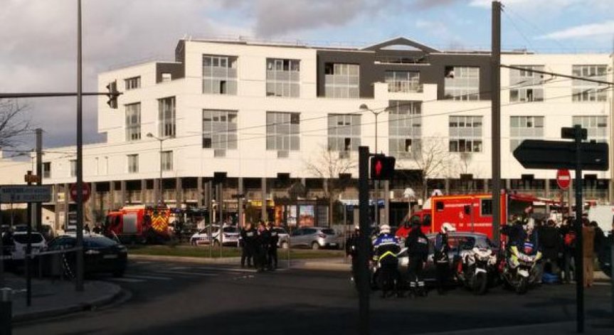 Въоръжен взел заложници край Париж (обновена)