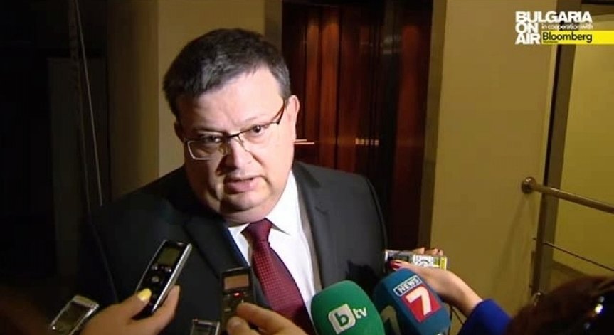 Цацаров заяви, че няма да подаде оставка