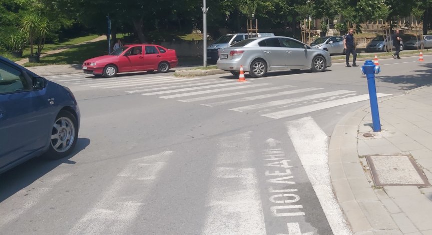 Шофьор помете майка с дете на пешеходна пътека във Варна