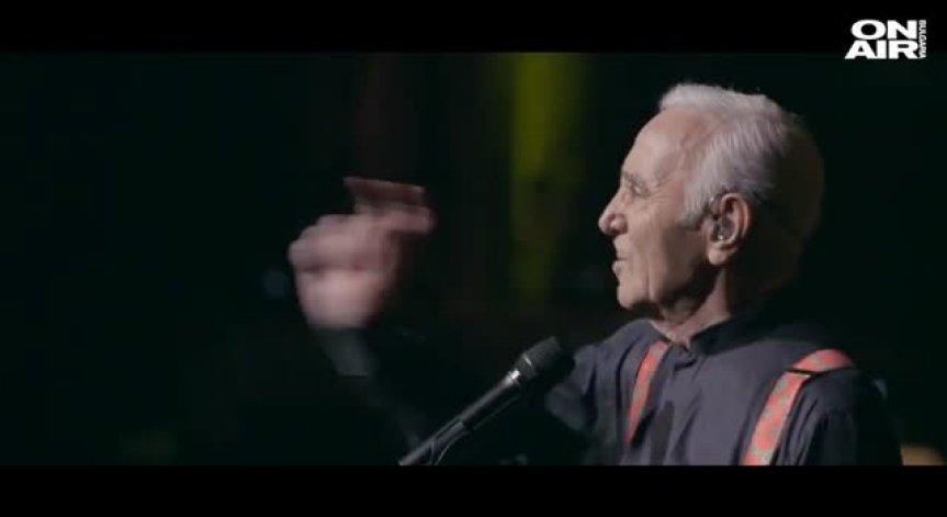 Червен килим и специален театрален декор за концерта на Шарл Азнавур