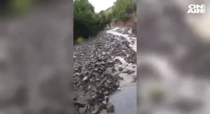 Свлачище блокира туристи в планината край Момчилград