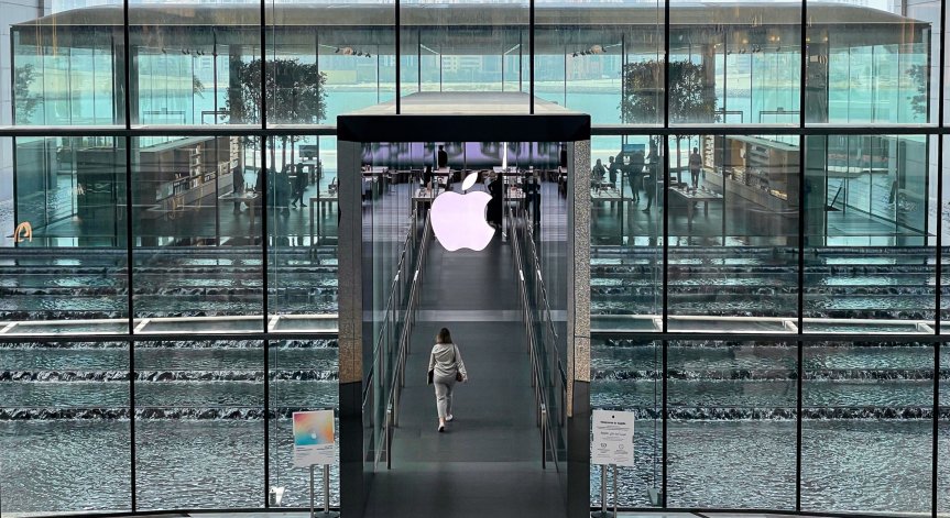 Apple увеличава глобално заплатите на служителите си