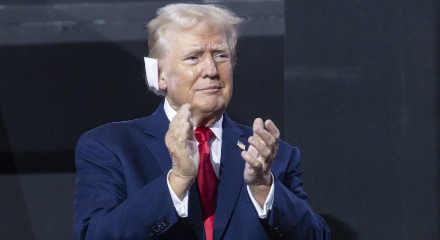 Доналд Тръмп с превръзка на ухото след опита за убийството му