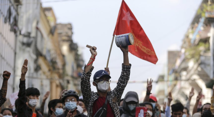 Недоволството не стихва, хиляди протестират срещу военния преврат в Мианмар