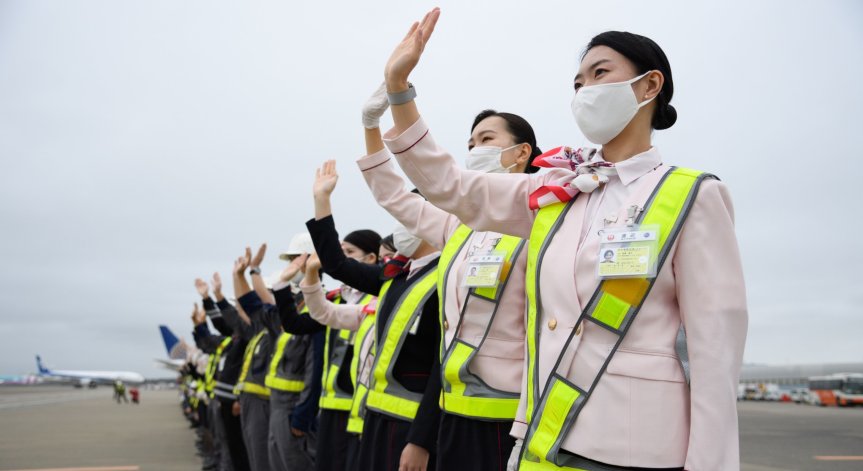 Japan Airlines ще се обръща към пътниците с полово неутрални термини