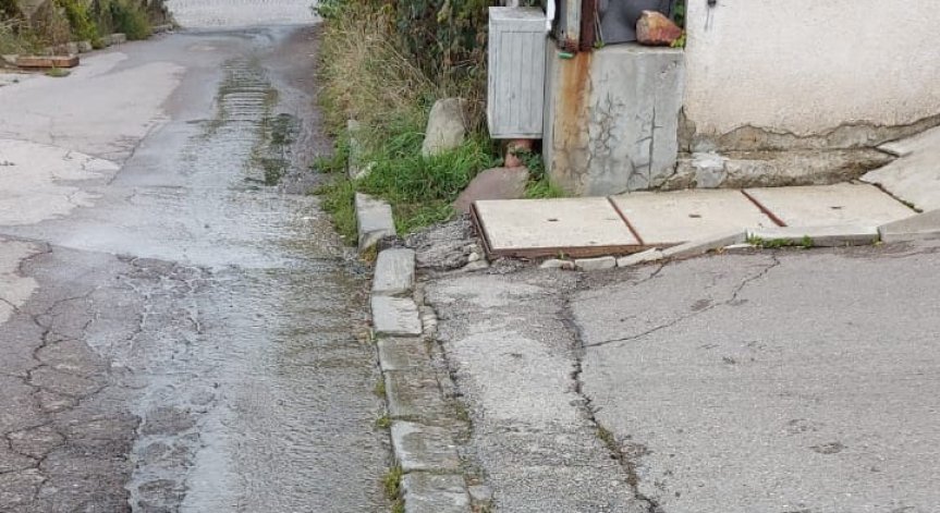 За пореден път вода се лее от спукана тръба в кв. 