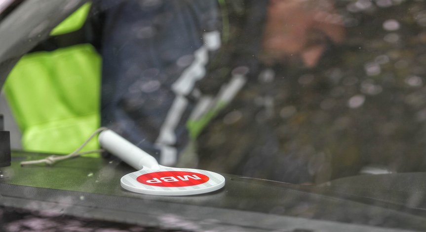 Гражданин сигнализира 112 за пиян мъж, качил се в кола, дрегерът отчел над 2 промила