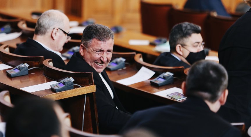 Над закона? Ето кои депутати започнаха работа без маска в НС (+СНИМКИ)