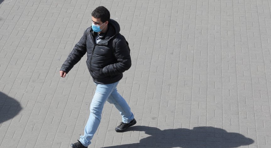 Мъж с хирургическа маска обра банка в Атина