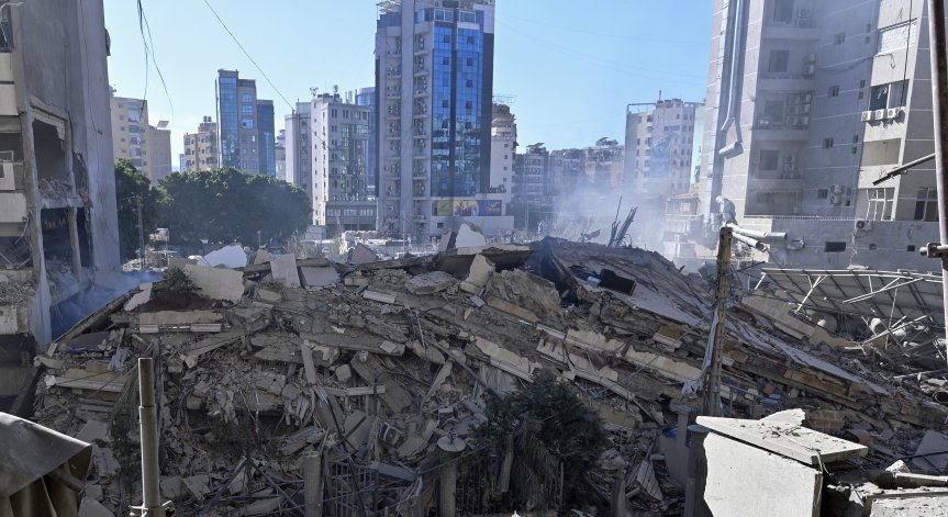 При удара е загинал един човек, а трима са ранени.