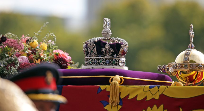 Монархиите се разпадат с течение на времето, а властта на демократичните институции расте