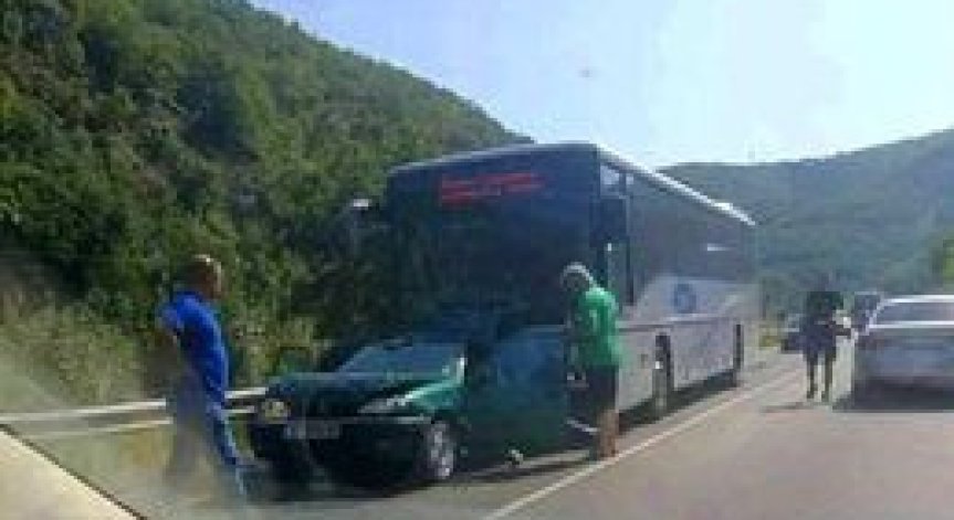 Кола и автобус се удариха край Благоевград, полицаи отбиват трафика