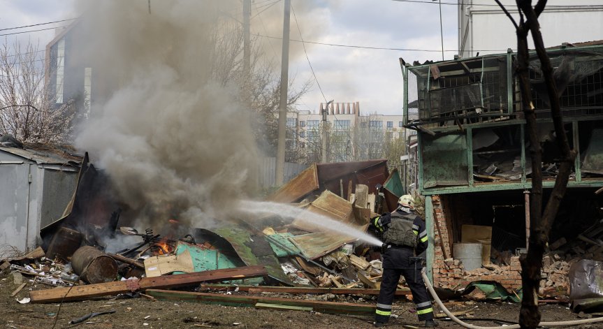 Четирима души загинаха при руски обстрел в Донецк