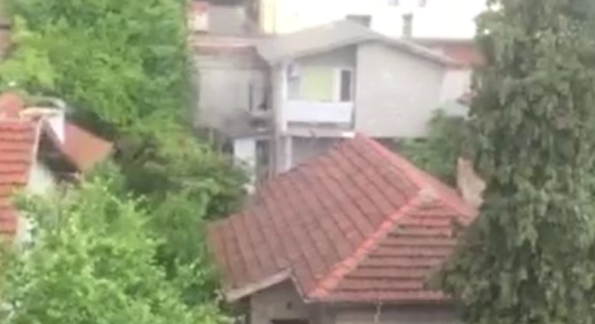 Буря с градушка като лешник удари 