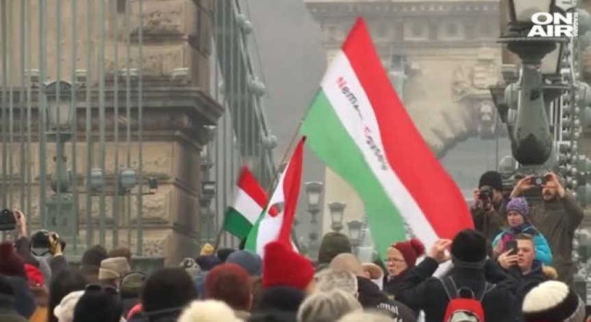 Орбан се извини, моли партията му да не бъде изключвана от ЕНП