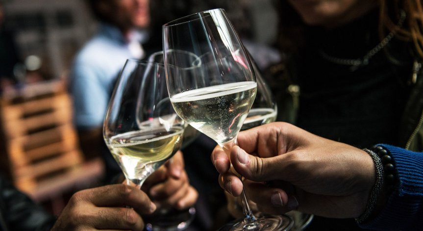 Пиенето на повече от 5 чаши вино или шампанско на седмица предпазва от коронавирус