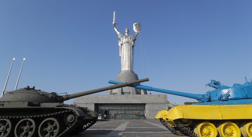 Тризъбец замени сърпа и чука на монумента 