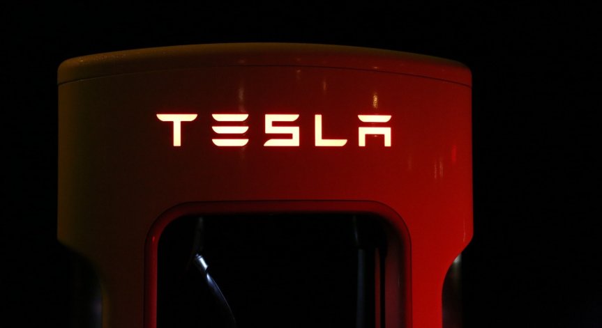 Tesla разбива класацията за софтуерен напредък