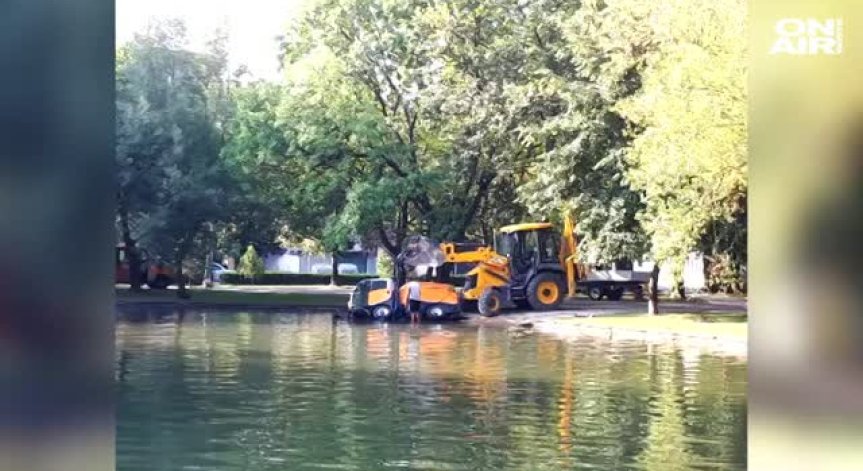  Почистваща машина падна в езерото на парка в Монтана 
