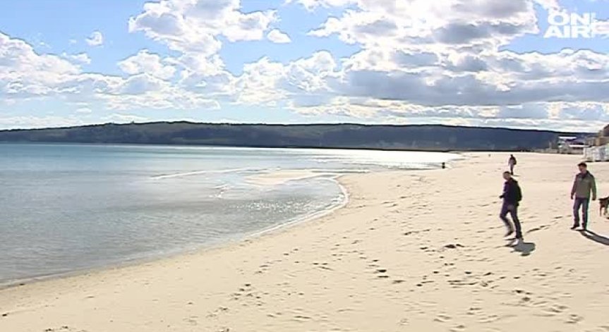 Морето във Варна се отдръпна с десетки метри от брега