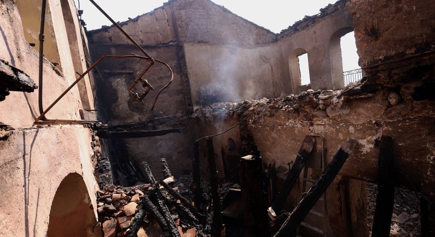 Битката с пламъците в Гърция продължава, има висок риск от пожар в четири региона