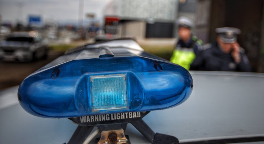 Задържаха жандармерист край Пловдив, превозвал 31 мигранти