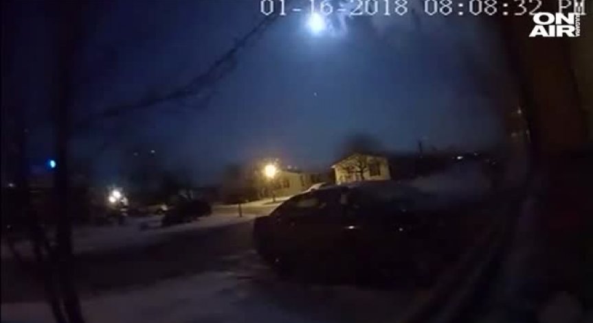 Огромна огнена топка освети небето над Детройт