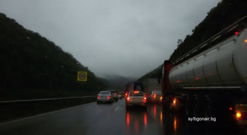 Все още е затруднено движението на АМ Хемус между тунелите Ечемишка и Витиня към София