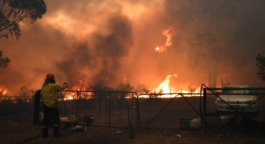 Огънят в Южна Австралия е извън контрол, загиват пожарникари