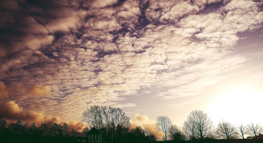 Променлива облачност, слънце и дъжд