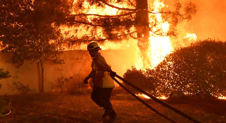 Над 100 хиляди души се евакуираха заради пожара в Южна Калифорния