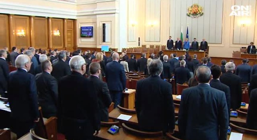 Депутатите се върнаха на работа с химна, отчети и скандали