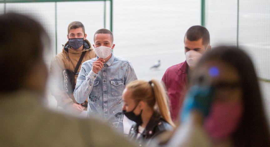 Ученици и учители получават психологическа подкрепа по телефона за Ковид-19