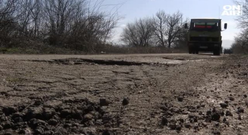 На Луната ли сме? Ужасен път тормози жителите на село Елена